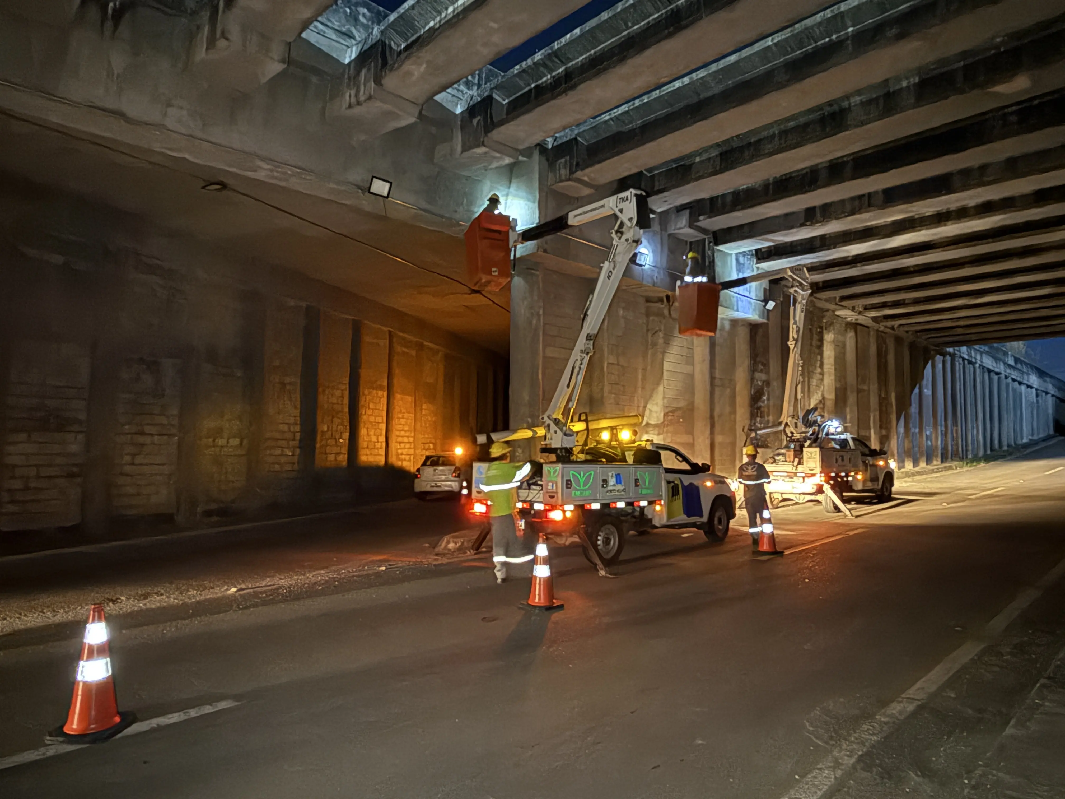 Obras de iluminação seguem em ritmo acelerado nos viadutos