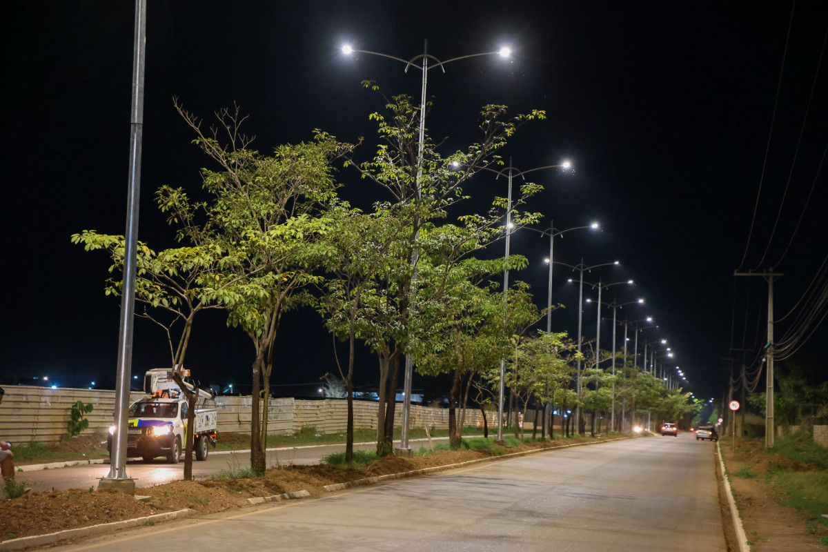 Na Avenida Guaporé foram 2 km com 75 postes e 150 luminárias LED