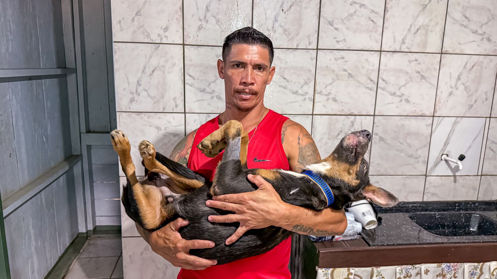 Edmar levou seu cachorro, Spike, para castração e relatou a importância do atendimento gratuito