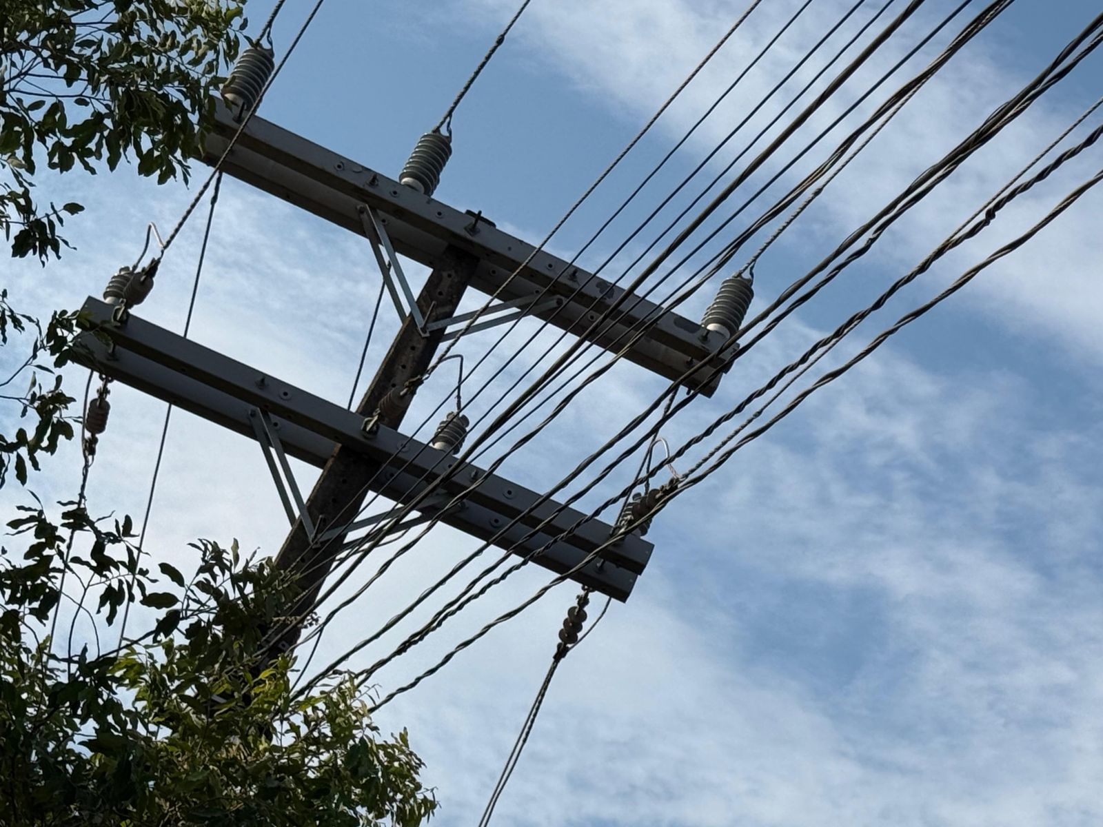 Cerca de 10 postes ficaram apagados, resultando em aproximadamente 300 metros de via sem iluminação adequada