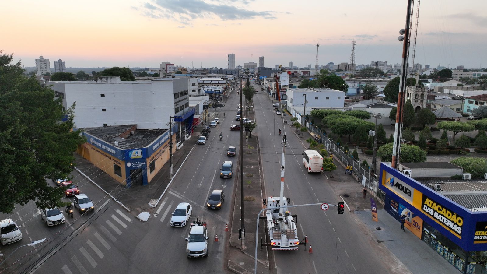 Nações Unidas é uma das principais e mais movimentadas vias comerciais da região central da capital