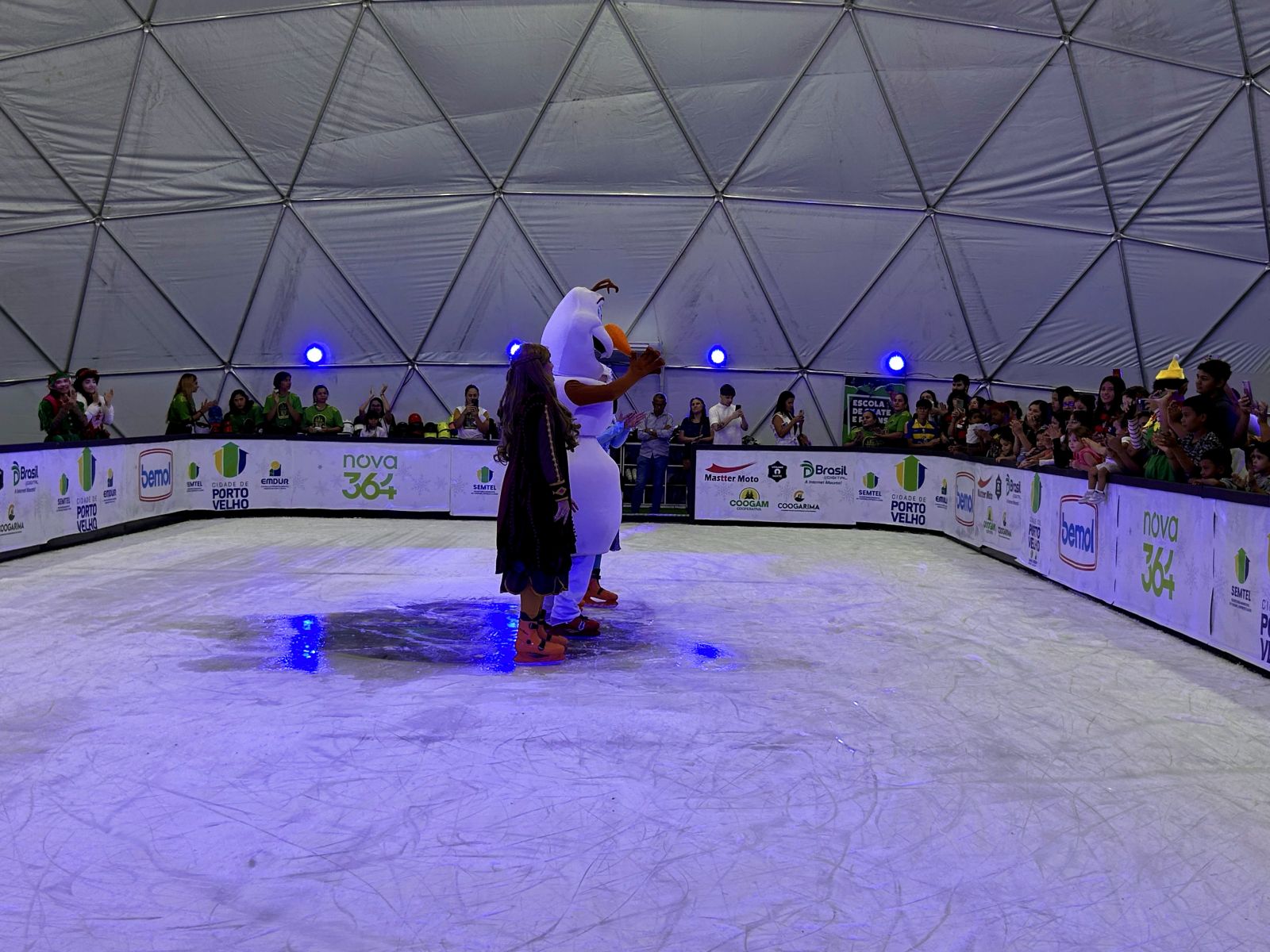 Pela primeira vez, a capital recebeu uma pista de gelo aberta ao público e gratuita.