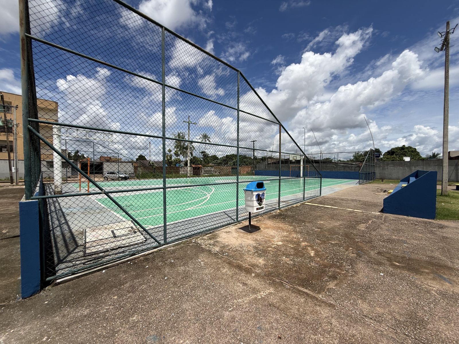 Pintura da quadra poliesportiva está entre os serviços executados