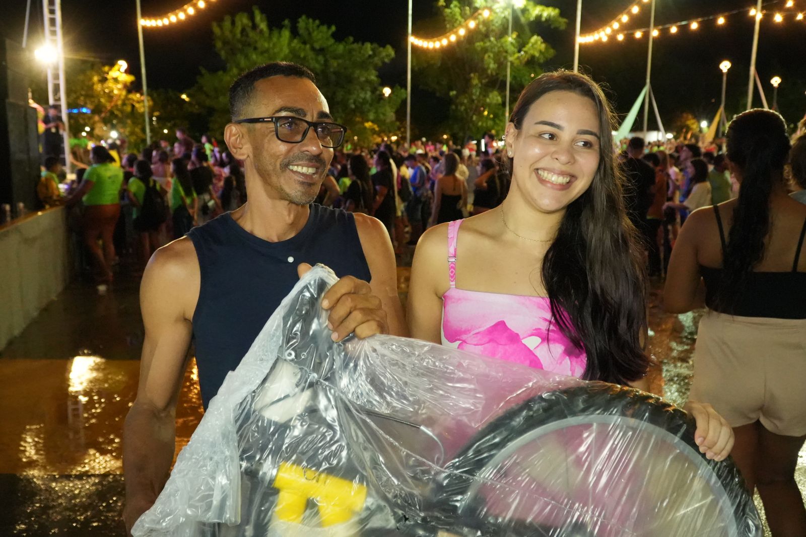 Luiza Vitória que celebrou a conquista da bicicleta com entusiasmo