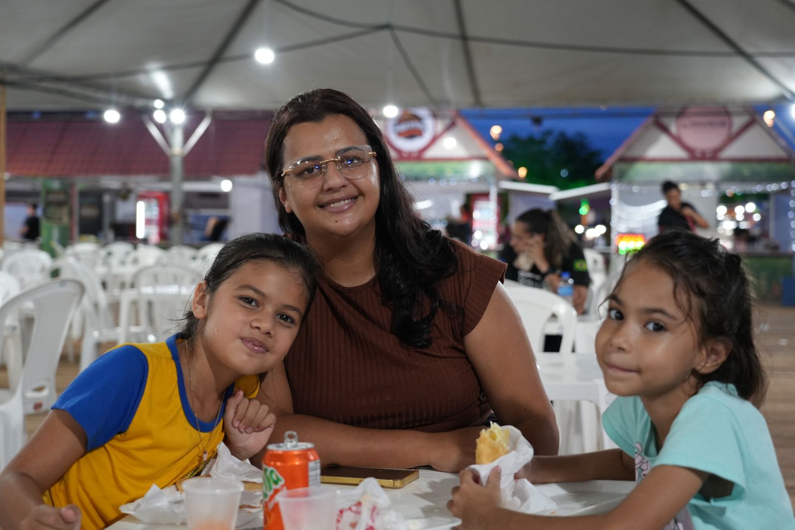 Sâmia Matos passeou com a família e comentou a diferença desta edição