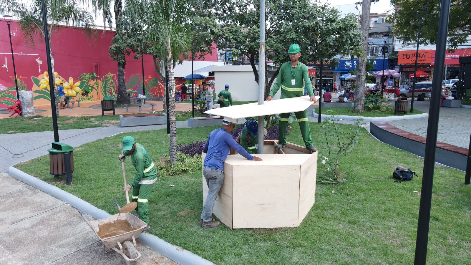 Prefeitura de Porto Velho iniciou decoração natalina na Praça Jonathas Pedrosa