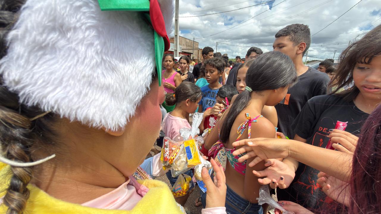 Prefeitura realizou a distribuição de sacolinhas de chocolates para cerca de 250 crianças do residencial Morar Melhor
